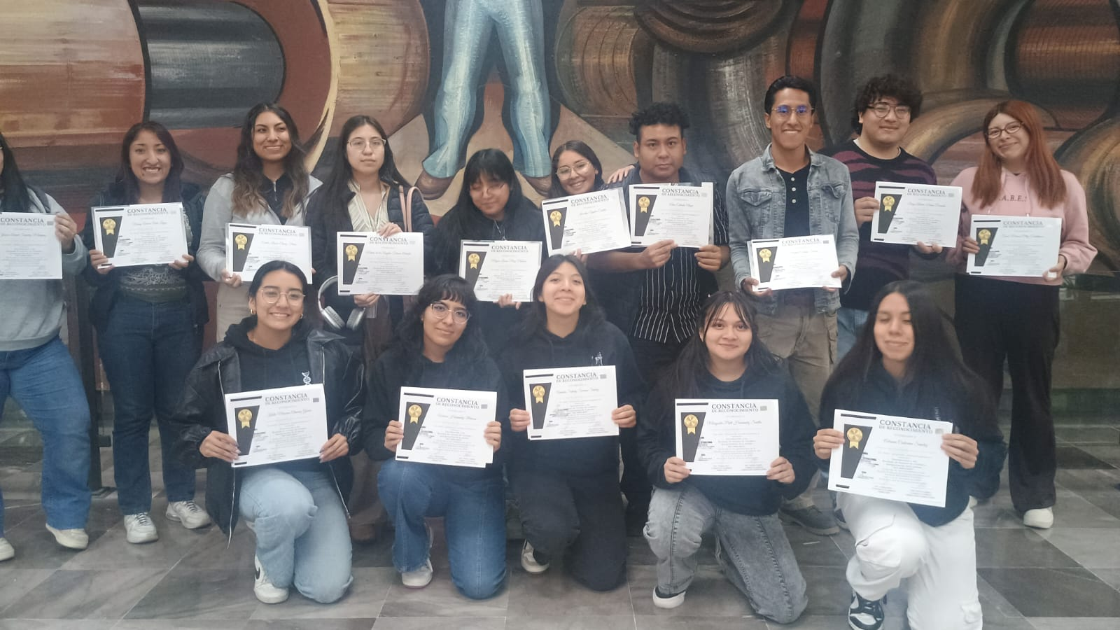Grupo participante en actividad de Sigma International con constancias