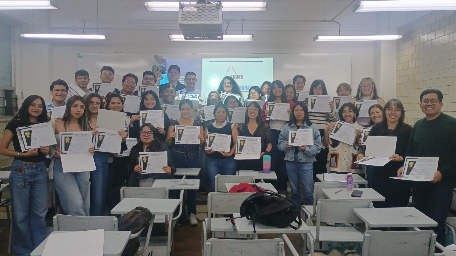 Grupo con constancias dentro de aula